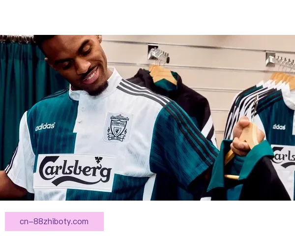 利物浦复刻95赛季球衣明星齐聚 利物浦复刻95赛季球衣明星齐聚